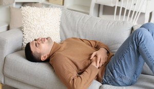 Ključni simptoma upale slepog creva je jak bol u donjem desnom delu stomaka