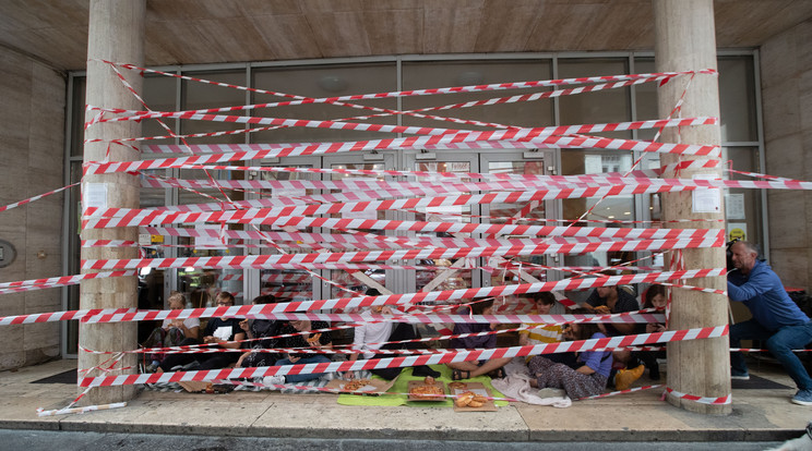 Elbarikádozták az SZFE épületét a diákok / Fotó: Zsolnai Péter