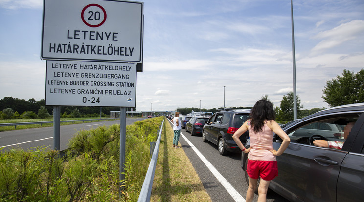 Várakozó autósok az M7-es autópályán a magyar-horvát határátkelő előtt, Letenyénél 2020. július 11-én. / Fotó: MTI/Varga György