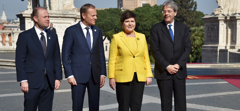 Szydło naśladuje Merkel, Tusk "nie chce wyglądać gorzej niż inni". Jak ubierają się politycy?