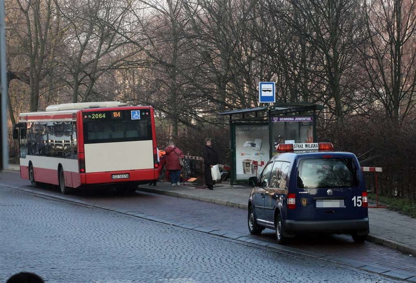 STRAZ MIEJSKA GDANSK ZAPARKOWALA NA PRZYSTANKU AUTOBUSOWYM