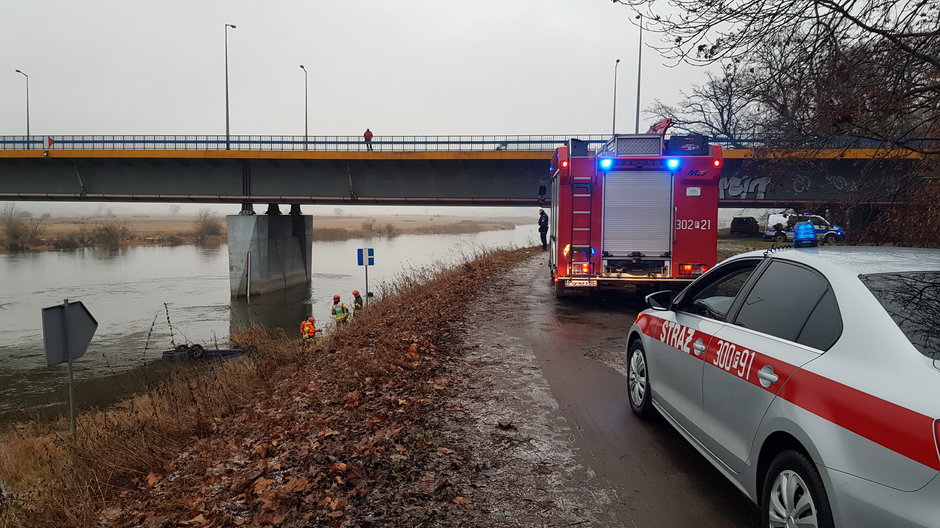 Osobowa honda wpadła do rzeki Warty