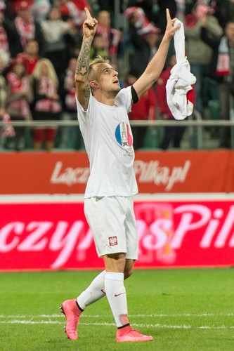 Kamil Grosicki swojego gola złożył w hołdzie ofiarom zamachu terrorystycznego w Paryżu