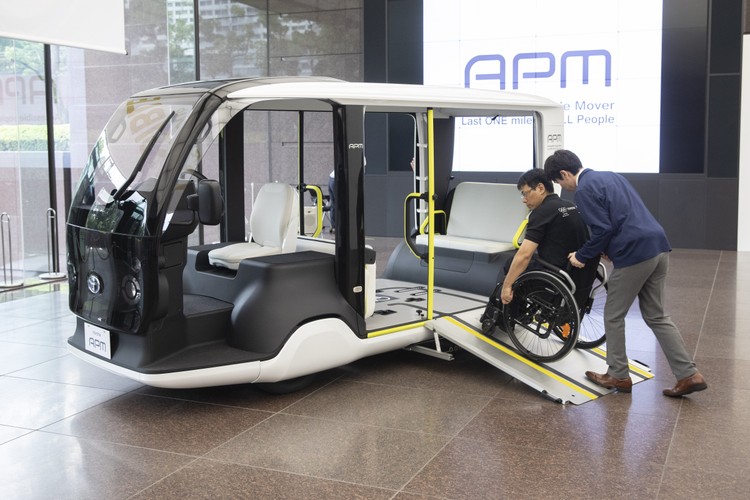 Na pokładzie APM mieści się sześć osób, łącznie z kierowcą. Auto przygotowane jest do transportu osób niepełnosprawnych. W przypadku, gdy pasażerem jest jedna osoba na wózku inwalidzkim, APM może zabrać czterech pasażerów. Siedzenia rozmieszczono w trzech rzędach. Auto ma zasięg około 100 km (62 mil) i może osiągnąć prędkość do 19 km/h (12 mph).