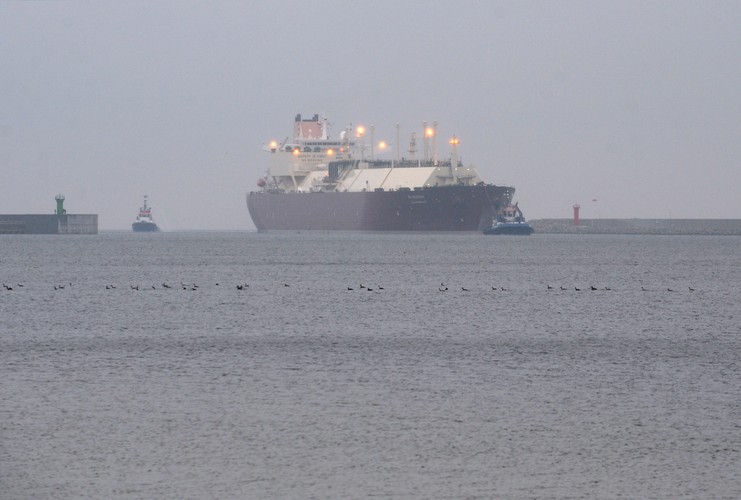 Metanowiec 'Al Nuaman' z katarskim LNG wpływa do basenu portowego terminalu LNG w Świnoujściu