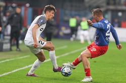 Piast strzelił dwa gole po wrzutach piłki z autu i oddalili się od strefy spadkowej [WIDEO]