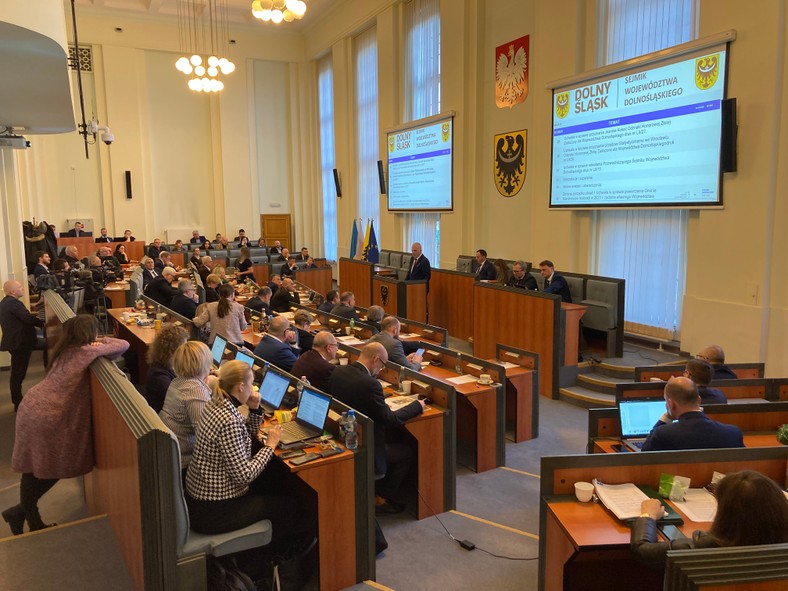 Głosowanie ws. odwołania szefa sejmiku skończyło się porażką opozycji