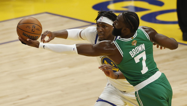 Koszykarz Boston Celtics Jaylen Brown (P) i zawodnik Golden State Warriors Kevon Looney (L)