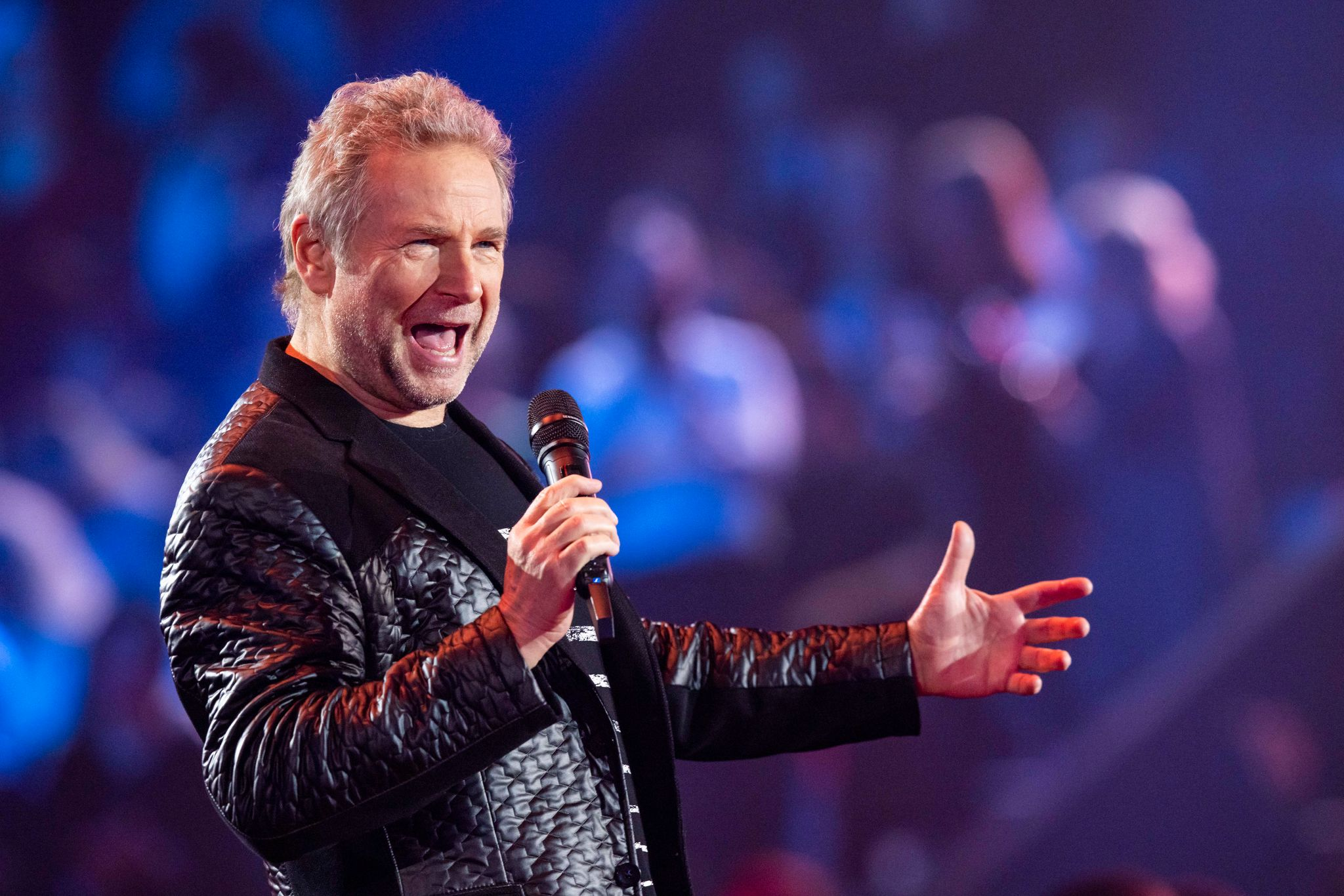 76-Jährige fällt auf Romance Scam rein - zieht mit Umzugswagen zu Schlagersänger