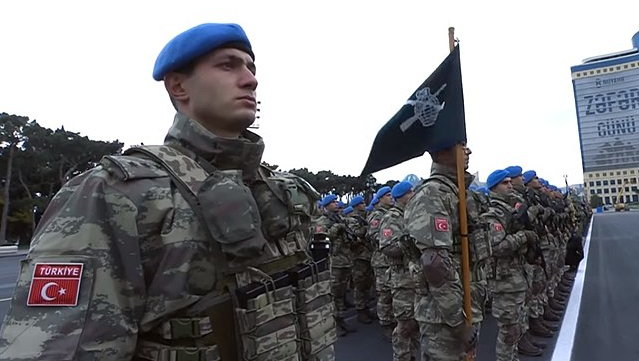 Tureccy żołnierze na paradzie w Baku w 2020 r.
