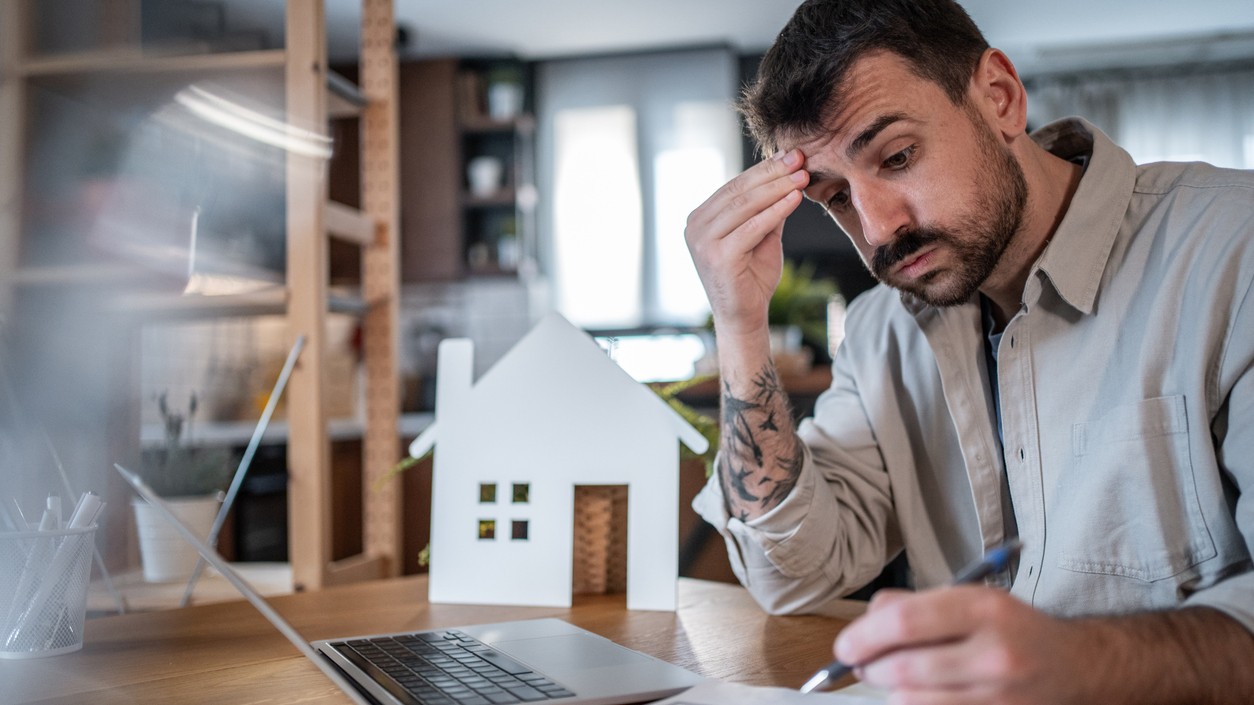 Konflikt na Blízkom východe cez drahšiu ropu a rastúce úrokové sadzby hypoték zhoršuje dostupnosť bývania.