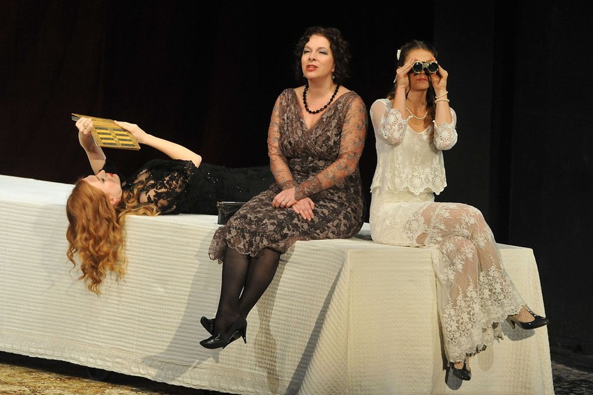 Scena iz predstave "Tri sestre"