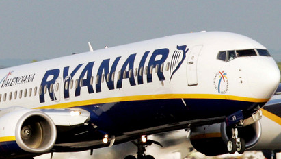Óriási leépítések a Ryanairnél: 500 pilótának és 400 légiutas-kísérőnek intenek búcsút