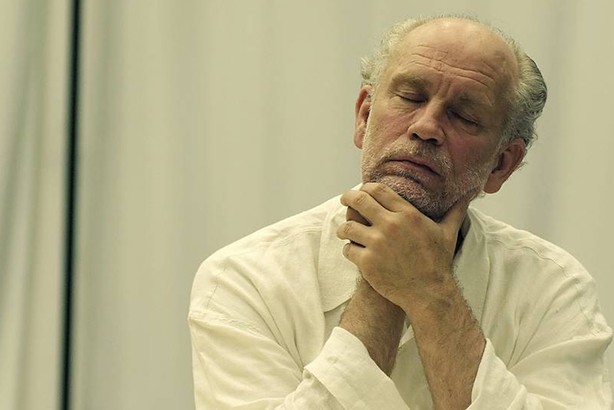 John Malkovich w „The Infernal Comedy: Spowiedź seryjnego mordercy w reż. Michaela Sturmingera, 2010 r.