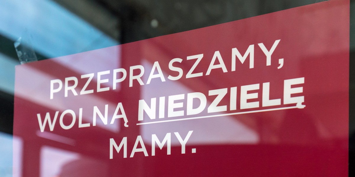 Ustawa o ograniczeniu handlu w niedziele i święta weszła w życie 1 marca 2018 roku. Zgodnie z nią, w tym roku handel jest dozwolony w jedną niedzielę w miesiącu. W 2020 roku przepisy zostaną zaostrzone.