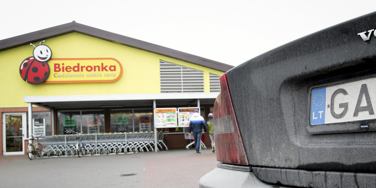 Zakupy w Polsce są wśród Litwinów popularne od lat. Na zdjęciu parking przed sklepem w Sejnach w 2016 r.