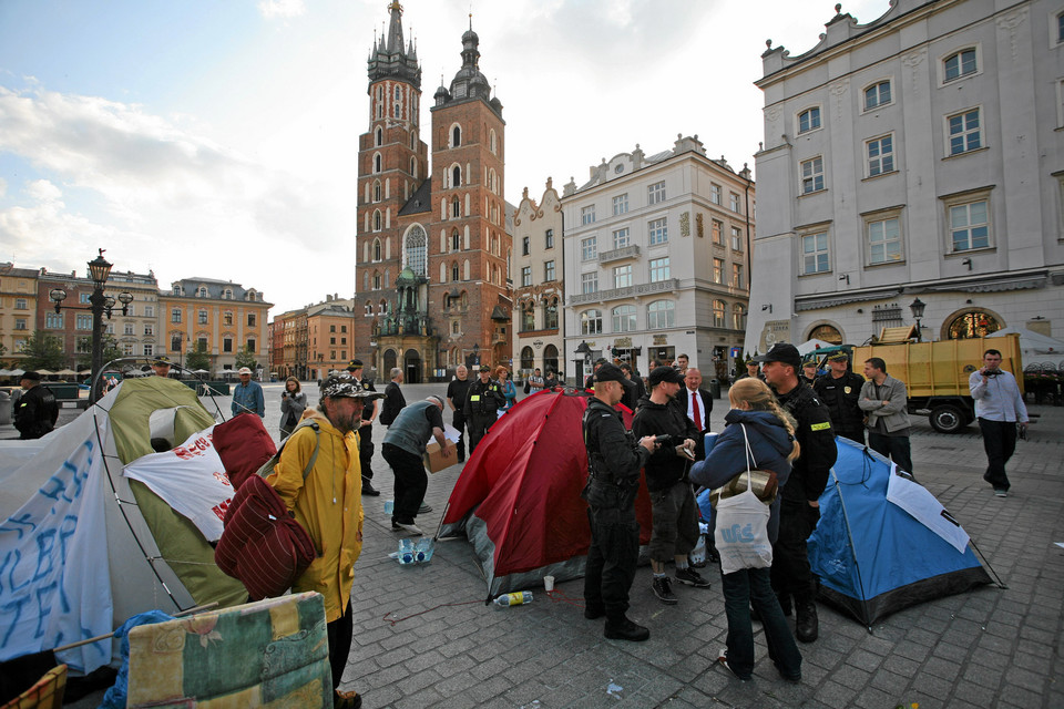 Służby mundurowe usuwają koczujących na Rynku Głównym