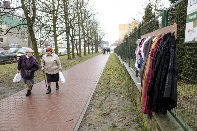 Uczniowie oddają ubrania potrzebującym