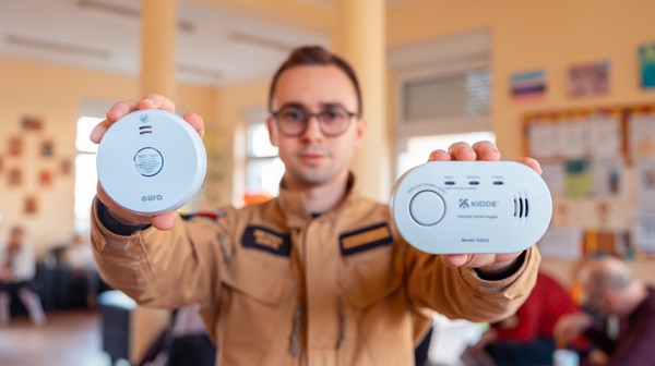 Urządzenia pochodzą z akcji „Czujka na straży Twojego bezpieczeństwa i trafiają do seniorów,  rodzin zastępczych oraz innych osób znajdujących się w trudniejszej sytuacji życiowej.