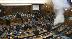 Gaz łzawiący przerwał obrady parlamentu. Tak protestuje kosowska opozycja. WIDEO