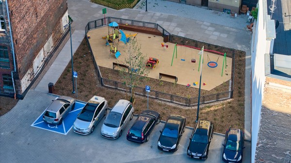W części centralnej powstał parking, a także kolejna strefa rekreacyjna.