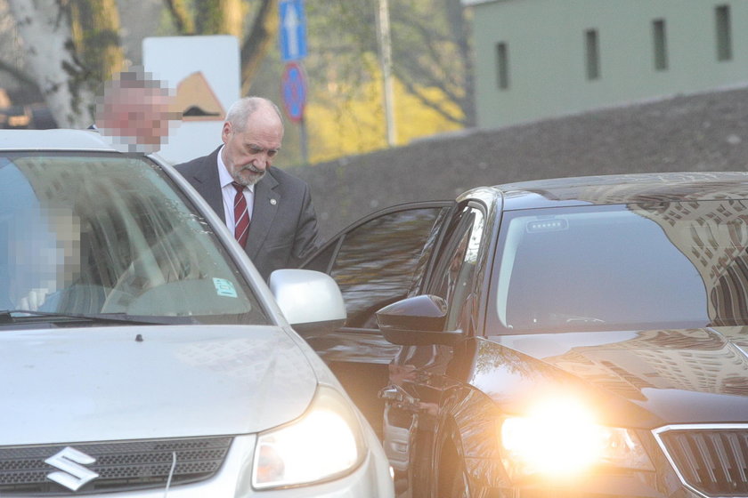 Macierewicz wozi się limuzyną i udaje, że pracuje