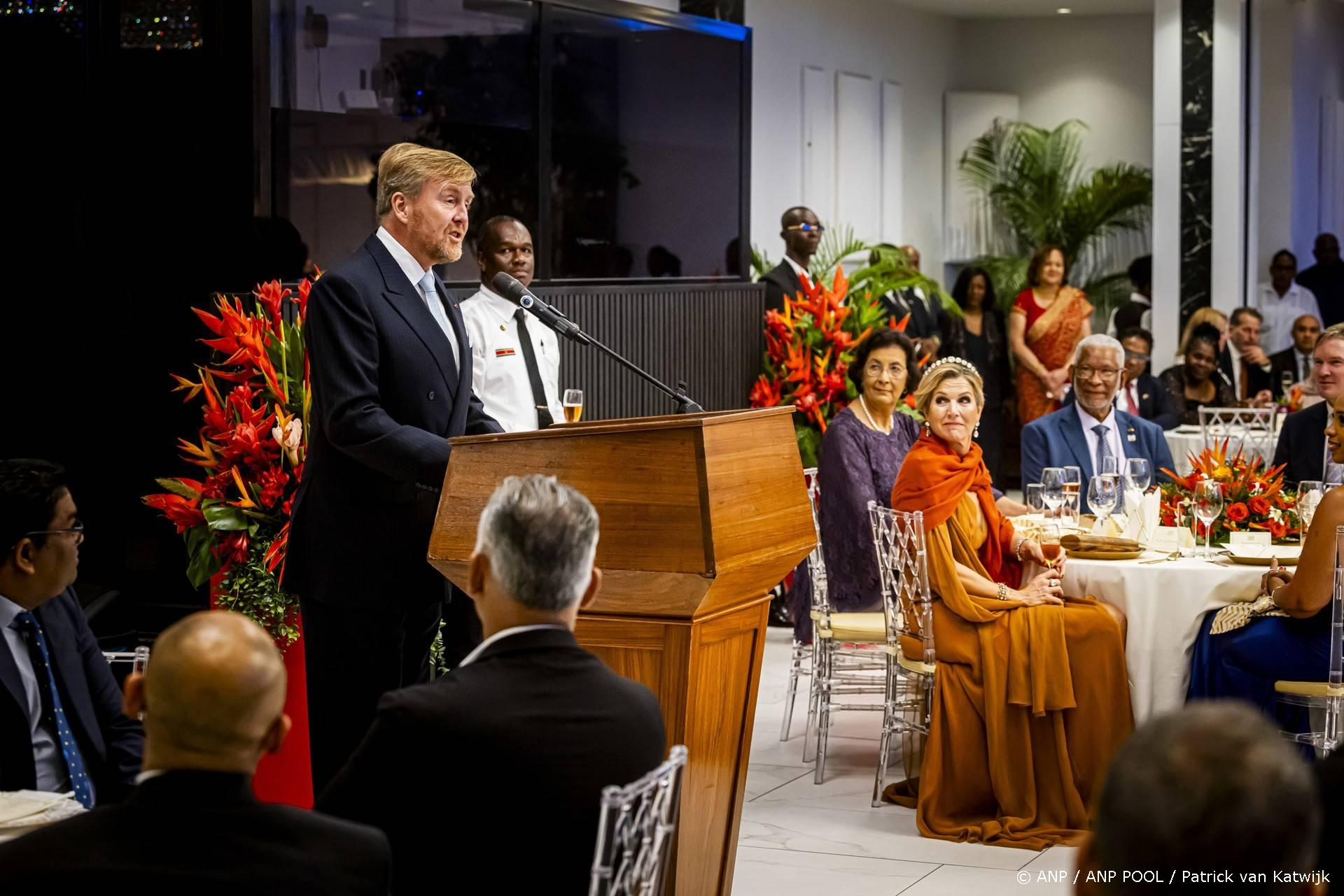 Willem-Alexander eert marrons, Boni en Anton de Kom bij het staatsbanket
