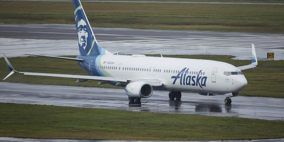 Boeing 737-900 w barwach Alaska Airlines