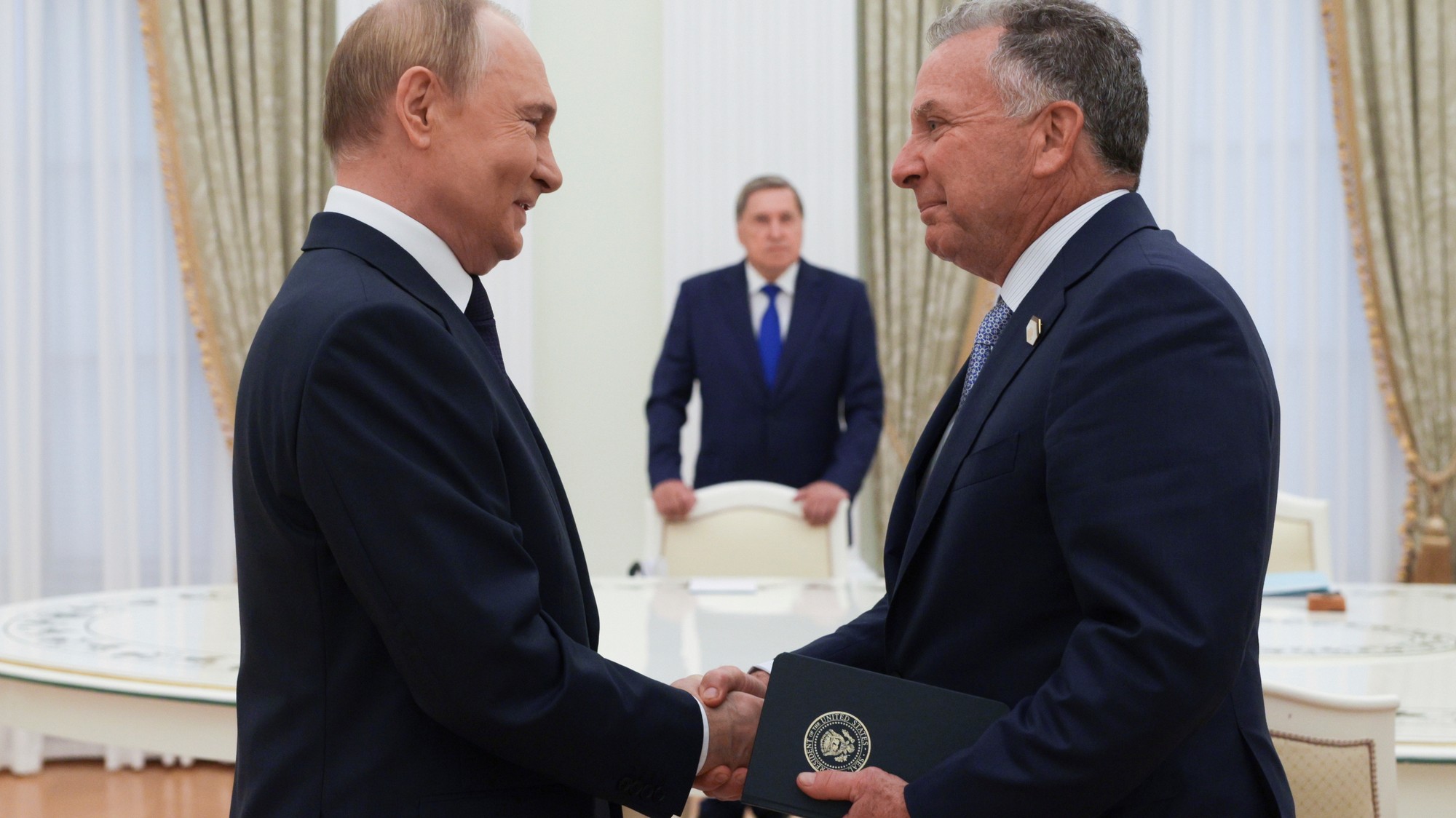 Ruský prezident Vladimir Putin (vľavo) a osobitný vyslanec amerického prezidenta Steve Witkoff.