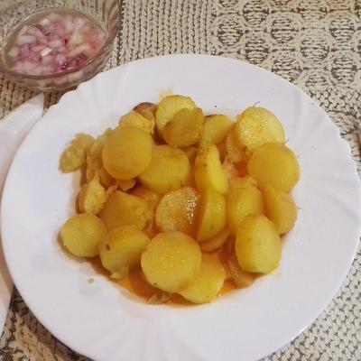 Héjában sült krumpli paprikás zsírral és ecetes lila hagyma salátával