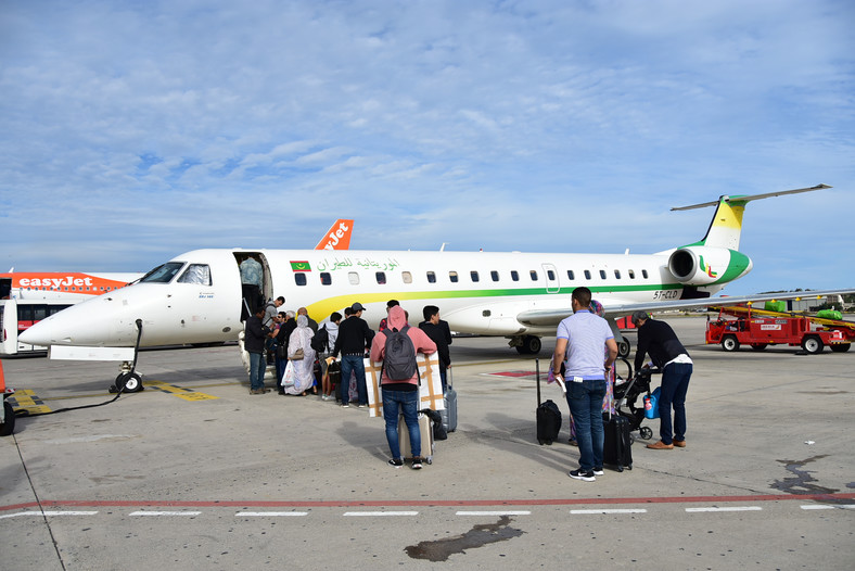 Egzotyczny Embraer 145 mauretańskich linii lotniczych na lotnisku Las Palmas Gran Canaria. Lot do stolicy Mauretanii trwa niecałe 2 godziny