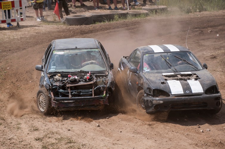 Te auta powinny być na złomie, ale ścigają się w Polskiej Lidze Wraków