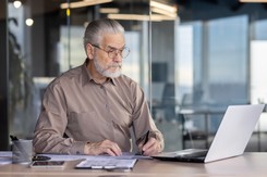 Ile może dorobić emeryt w 2025 roku? [KWOTY]