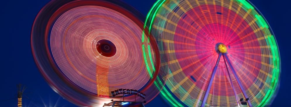 Położony w samym centrum Kopenhagi, Park Tivoli, został otwarty w 1843 roku, co czyni go drugim najstarszym parkiem rozrywki na świecie.  Dumą parku są jedne z najstarszych na świecie kolejek górskich: Rutsjebanen i Bjerg Banen. Do najciekawszych atrakcji należy najwyższa na świecie karuzela łańcuchowa Himmelskibet, mierząca 80 metrów wysokości, z której roztacza się niesamowita panorama Kopenhagi.