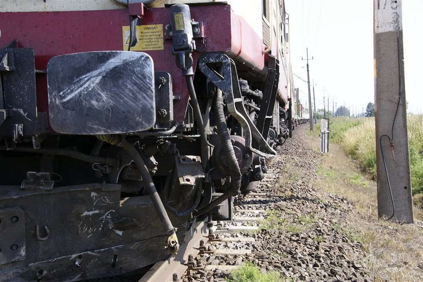 Tragedia na przejeździe. Pociąg staranował toyotę