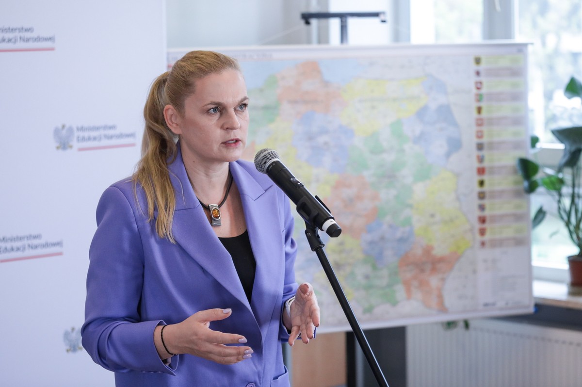 Warszawa, 03.04.2024. Minister edukacji narodowej Barbara Nowacka podczas konferencji prasowej w Szkole Podstawowej nr 223 im. Partyzantów Ziemi Kieleckiej w Warszawie, 3 bm. Temat: Nowe przepisy dotyczące prac domowych. (ad) PAP/Tomasz Gzell