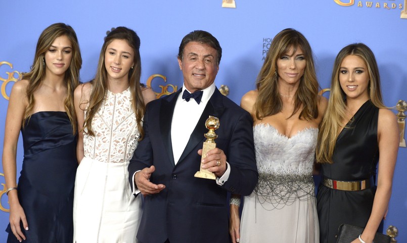 Wielkie było zaskoczenie Sylvestera Stallone'a, gdy usłyszał, że Złoty Glob dla najlepszego aktora wędruje w jego ręce. Nagrodzono go za rolę w filmie "Creed. Narodziny legendy". Rolę, w której po 40-latach wrócił do Rocky'ego – postaci, która przyniosła mu sławę i pieniądze. I za którą w roku 1977 dostał pierwszą nominację do nagrody Hollywoodzkiego Stowarzyszenia Prasy Zagranicznej. Dzięki "Creedowi" kariera Stallone'a zatoczyła koło: znów został nominowany do Złotego Globu i tym razem wygrał. Niewykluczone, że jego kreację dostrzeże także Akademia. Oscar byłby niezłym podsumowaniem dorobku legendarnego aktora. Na niedzielnej gali Sly miał silne wsparcie, bo towarzyszyły mu cztery piękne panie – żona Jennifer Flavin i córki 19-letnia Sophia, 17-letnia Sistine oraz 13-letnia Scarlet.