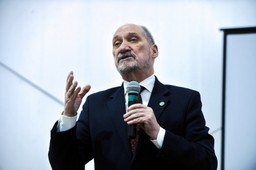 Macierewicz o dostępie do broni w Polsce: Przyjdzie taki czas, kiedy będzie można w dużo większym stopniu otworzyć dostęp do broni