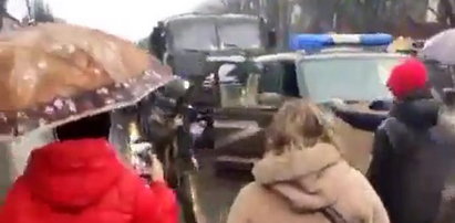 Heroiczna postawa Ukraińców. Własnymi ciałami blokują kolumny rosyjskich wojsk [WIDEO]