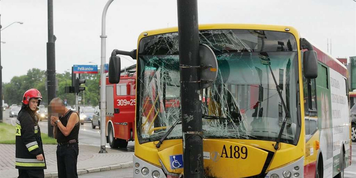 Autobus wbił się w latarnię