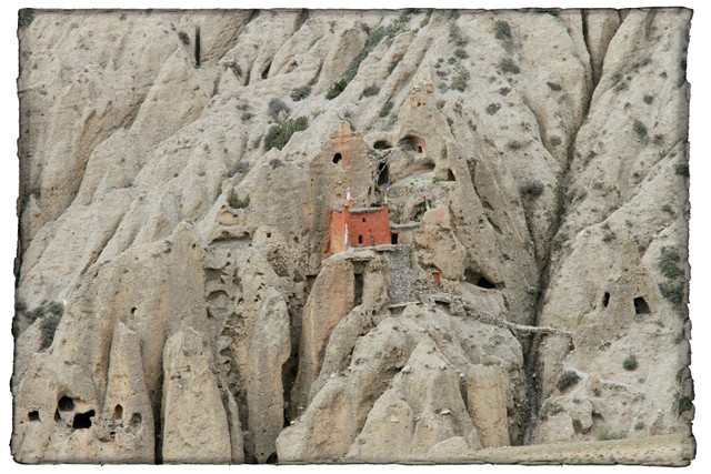Klasztor Lori, przyczepiony do skalnego zbocza niczym orle gniazdo