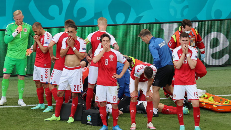 Piłkarze reprezentacji Danii podczas udzielania pomocy przez lekarzy Christianowi Eriksenowi
