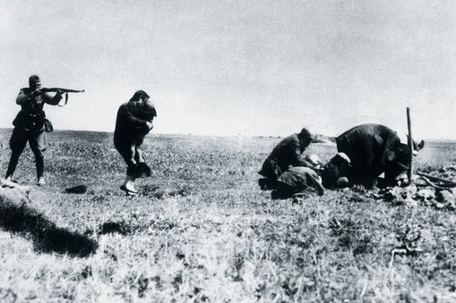 Egzekucja Żydów koło Iwangorodu (Ukraina) wykonywana przez żołnierzy  Einsatzgruppen, 1942 r. Niemieckie zdjęcie zdobyte przez polskiego pracownika poczty 