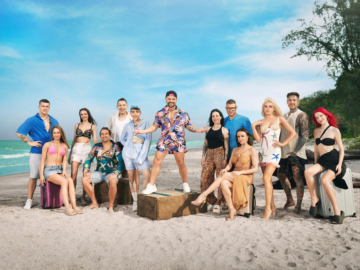 Prowadzący Qczaj i uczestnicy reality show "Good Luck Guys"