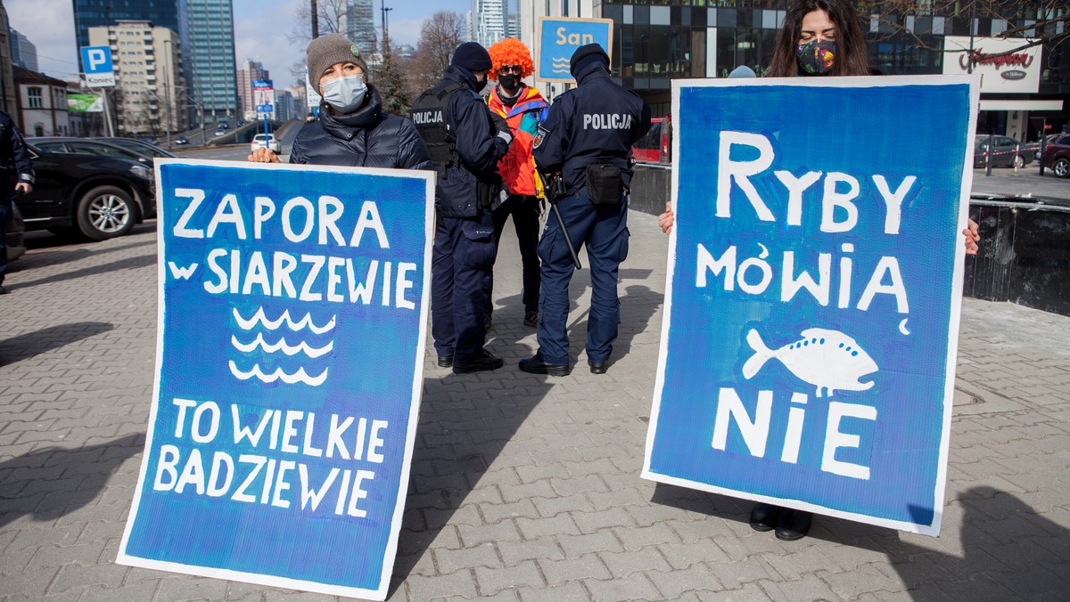 Zapora w Siarzewie to wielkie badziewie. Protest pod Ministerstwem Infrastruktury