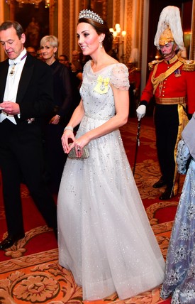 De nem ez volt az egyetlen Hamupipőke-pillanat Katalin életében: egy másik diplomáciai találkozón is halványkék, hercegnős ruhát viselt. A Jenny Packham kreációt egy álomszép tiarával egészítette ki, ami egykor Diana hercegné tulajdonában volt. (2018)