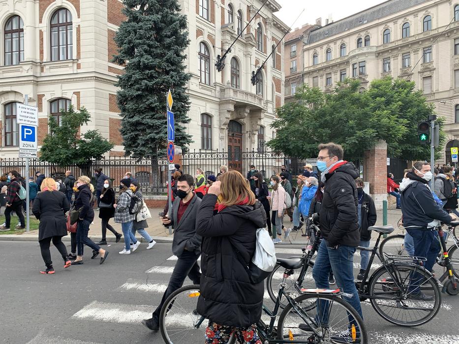 Karácsony Gergely diszkréten, kerékpárt tolva csatlakozott a demonstrálókhoz / Fotó: Balázs Barnabás