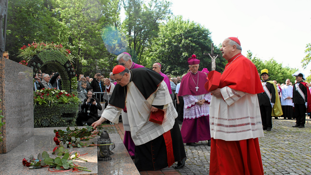 Działalność Kościoła rzymskokatolickiego dobrze ocenia blisko sześciu na dziesięciu badanych (59 proc.), ponad jedna czwarta (28 proc.) ją krytykuje - wynika z sondażu przeprowadzonego przez CBOS.