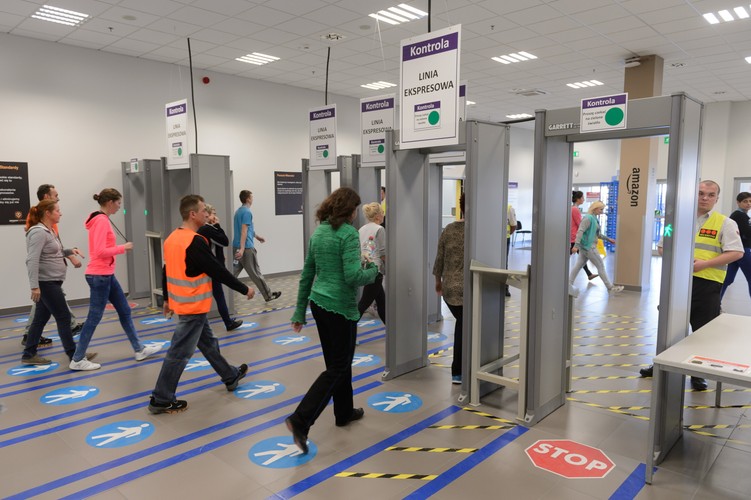 W połowie października Adecco, czyli jedna z trzech agencji rekrutacyjnych działających dla Amazona przekazała, że zakończyła rekrutację prawie 2 tys. stałych pracowników dla oddziałów w Poznaniu i Wrocławiu.