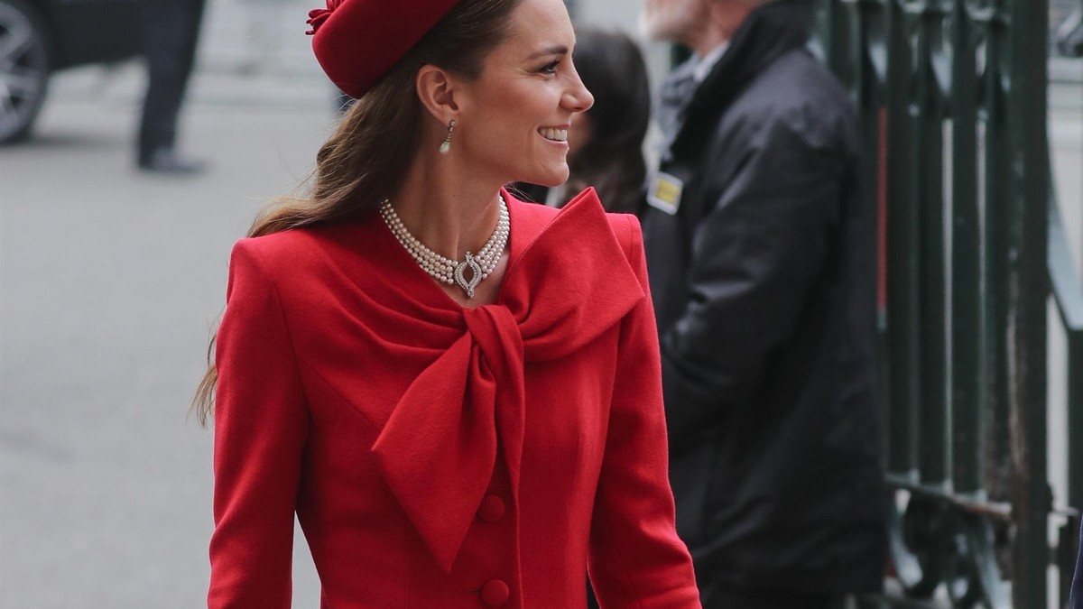 Svi GLAMUROZNI KAPUTI Kejt Midlton: Evo zbog čega ih PRINCEZA OD VELSA nikada ne skida, čak ni po najvećoj VRUĆINI